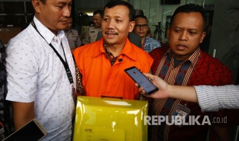 Sekretaris Daerah Jawa Barat Iwa Karniwa mengenakan rompi tahanan seusai menjalani pemeriksaan di Gedung KPK, Jakarta, Jumat (30/8/2019). KPK resmi menahan Iwa Karniwa terkait kasus dugaan suap proyek Meikarta. 