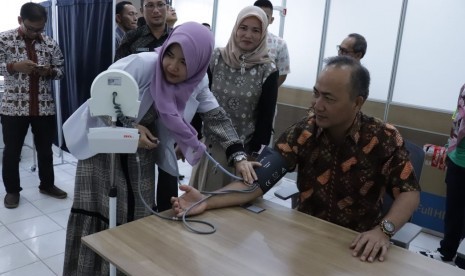 Sekretaris Daerah Kabupaten Muba Drs H Apriyadi didampingi Asisten Bidang Perekonomian dan Pembangunan Setda Muba Ir Yusman Sriyanto MT meninjau dan mengecek kesehatan langsung klinik kesehatan di lingkungan kantor bupati yang baru diresmikannya.