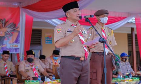 Sekretaris Daerah Kabupaten Muba Drs H Apriyadi MSi sekaligus Ketua Kwartir Cabang Gerakan Pramuka Kabupaten Muba memimpin upacara pembukaan kegiatan Raimuna Tingkat Cabang Gerakan Pramuka Muba, di SMP Negeri 1 Bayung Lencir, Kamis (16/12).