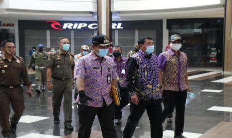 Sekretaris Daerah Kabupaten Tangerang Maesyal Rasyid meninjau AEON Mall BSD City beberapa waktu lalu. Pemerintah Kabupaten Tangerang menginstruksikan seluruh aparatur pemerintah, baik pegawai negeri sipil maupun pegawai pemerintah dengan perjanjian kerja (PPPK) serta honorer dilarang untuk mudik atau pulang kampung pada momen Lebaran 1442 Hijriyah/ 2021 Masehi. Tak hanya itu, mereka juga dilarang untuk berwisata pada momen tersebut.