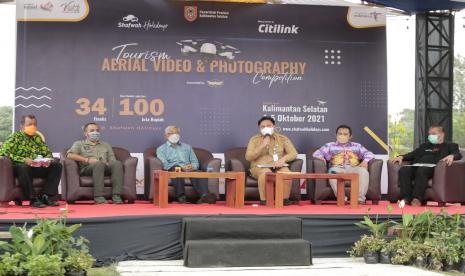 Sekretaris Daerah Kalsel Roy Rizali Anwar mewakili Gubernur Kalimantan Selatan memaparkan langkah dan tahapan pemgusulan Geopark Meratus menjadi UNESCO Global Geopark, pada acara Workshop dan Wibinar Pengembangan Ecotourism Berbasis Konservasi Alam, di Banjarbaru, Senin (4/10)