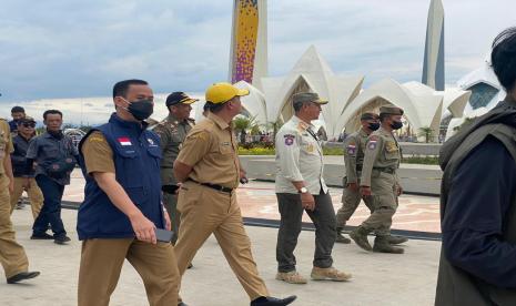 Sekretaris Daerah Kota Bandung Ema Sumarna meninjau kondisi kantong parkir dan pedagang kaki lima di Masjid Al-Jabbar Gedebage, Kota Bandung, Selasa (10/1/2023).