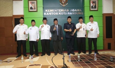 Sekretaris Daerah Kota Bandung Yossi Irianto  (ketiga dari kanan) berfoto bersama seusai memberikan arahan kepada pegawai Kemenag Kota Bandung dalam rangka Hari Amal Bakti (HAB) Ulang Tahun ke -71 di Kantor Kemenag Kota Bandung, Selasa (3/1).