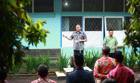 Sekretaris Daerah Kota Bandung Yossi Irianto tengah memberikan arahan kepada karyawan PD Kebersihan Kota Bandung di kantor PD Kebersihan Kota Bandung, Kamis (5/1).