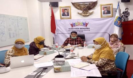 Sekretaris Daerah Kota Depok, Hardiono, bersama Ketua TP PKK Kota Depok, Elly Farida, menandatangani Komitmen Bersama Percepatan Penurunan Stunting Kota Depok di  Ruang Rapat Depok City Operational Room (DeCOR), Kamis (25/06/2020). 