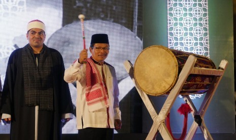 Sekretaris Daerah Pemerintah Provinsi NTB, Rosiady Sayuti bersama Syekh Ezzat El Sayyed Rashid dari Mesir membuka Pesona Khazanah Ramadhan 2018 di Kompleks Islamic Center Nusa Tenggara Barat (NTB), Kota Mataram, Provinsi NTB, Kamis malam (17/5). 