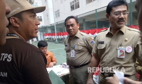 Sekretaris Daerah Provinsi DKI Jakarta Saefullah didampingi oleh Asisten Sekda bidang Pemerintahan DKI Jakarta Bambang Sugiyono (Ilusteasi)