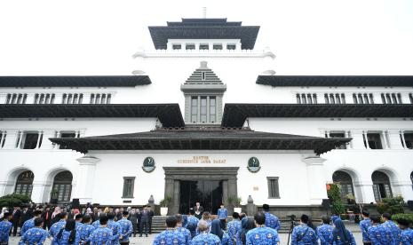 Sekretaris Daerah Provinsi Jawa Barat Herman Suryatman bertindak sebagai Pembina Upacara Peringatan Hari Otonomi Daerah XXVIII Tahun 2024, bertempat di halaman Gedung Sate, Kamis, 25 April 2024. 