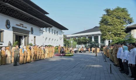 Sekretaris Daerah Provinsi Jawa Barat Herman Suryatman memimpin apel di Gedung Sate