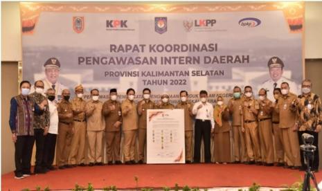 Sekretaris Daerah Provinsi Kalimantan Selatan Roy Rizali Anwar menyampaikan pesan Paman Birin pada Rapat Koordinasi Pengawasan Intern Daerah Tahun 2022, di Banjarmasin, Senin (8/8/2022). 