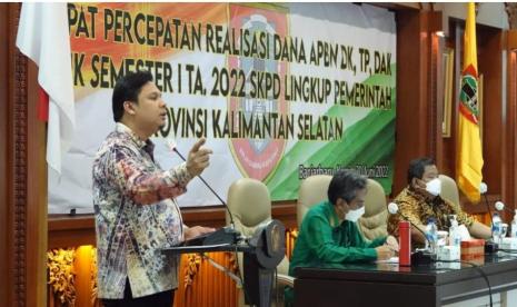 Sekretaris Daerah  Provinsi Kalimantan Selatan, Roy Rizali Anwar, memimpin Rapat Percepatan Dana APBN Dana Dekonsentrasi (DK), Tugas Pembantuan (TP), dan DAK Fisik semester I tahun anggaran 2022, di Ruang Rapat. Aberani Sulaiman, Banjarbaru, Kamis (30/6/2022).