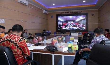 Sekretaris Daerah Provinsi Kepulauan Bangka Belitung, Naziarto mengikuti kegiatan video conference bersama pemda se-Indonesia untuk mendengarkan arahan Kementrian Dalam Negeri (Kemendagri) Republik Indonesia dan tukar pikiran dalam penanganan Covid-19 di Ruang ATCS Dinas Perhubungan, Jumat (03/04/20).