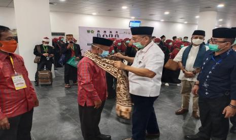 Sekretaris Daerah Provinsi Sumatera Barat Alwis mengatakan mulai hari ini, Rabu (11/11) mereka mulai menyambut kedatangan rombongan  khafilah MTQ Nasional ke XXVIII di Bandara Internasional Minangkabau (BIM). Kafilah yang akan tiba di bumi Minangkabau hari ini berasal dari 4 provinsi yakni Sulawesi Selatan, Sulawesi Barat, dan Kalimantan Tengah, sementara Provinsi Riau. 