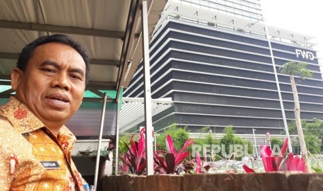 Sekretaris Daerah (Sekda) DKI Saefullah mengunjungi Masjid Nurul Islam di Tulodong Atas, Senayan, Kebayoran Baru, Jakarta Selatan, Kamis (22/2).