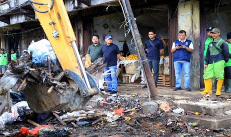 Sekretaris Daerah (Sekda) Herman Suwarman didampingi sejumlah pejabat saat meninjau membersihkan tempat relokasi bagi pedagang Pasar Anyar selatan, Sabtu (3/2/2024). 