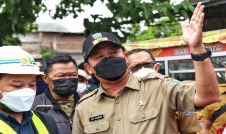 Sekretaris Daerah (Sekda) Kota Bandung, Ema Sumarna bersama tim Direktorat Jenderal Perkerataapian (DJKA) Kementerian Perhubungan Provinsi Jawa Barat meninjau lokasi rencana pembangunan jembatan layang (Flyover) di sepanjang Jalan Arjuna hingga Jalan Ciroyom, Kota Bandung. Selasa (15/2/2022).