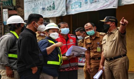 Sekretaris Daerah (Sekda) Kota Bandung, Ema Sumarna bersama tim Direktorat Jenderal Perkerataapian (DJKA) Kementerian Perhubungan Provinsi Jawa Barat meninjau lokasi rencana pembangunan jembatan layang (Flyover) di sepanjang Jalan Arjuna hingga Jalan Ciroyom, Kota Bandung. Selasa (15/2/2022).