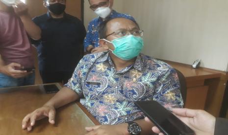 Sekretaris Daerah (Sekda) Kota Cimahi, Dikdik Suratno Nugrahawan memberikan keterangan pers terkait kasus tangkap tangan Wali Kota Cimahi, Ajay M Priatna, Jumat (27/11).