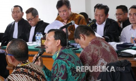 Sekretaris Daerah (Sekda) Provinsi Jabar Iwa Karniwa memberikan keterangan saat hadir menjadi saksi atas kasus dugaan suap proyek Meikarta, di Pengadilan Tipikor Bandung, Jl LRE Martadinata, Kota Bandung, Senin (28/1).