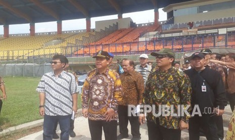 Sekretaris Daerah (Sekda) Provinsi Jawa Barat, Iwa Karniwa meninjau Stadion Si Jalak Harupat yang menjadi salah satu venue Asian Games 2018, beberapa waktu lalu.