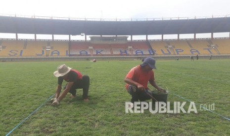 Sekretaris Daerah (Sekda) Provinsi Jawa Barat, Iwa Karniwa meninjau Stadion Si Jalak Harupat yang tengah direnovasi, Kamis (24/5). Stadion akan digunakan untuk perhelatan Asian Games 2018.