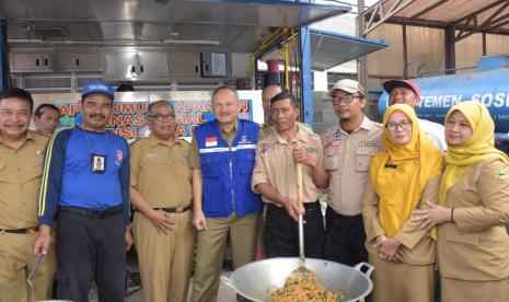 Sekretaris Daerah (Sekda) Provinsi Jawa Barat (Jabar) Setiawan Wangsaatmaja memimpin apel pagi sekaligus melakukan peninjauan di Dinas Sosial (Dinsos) Provinsi Jabar, Kota Cimahi, Senin (9/3). Setiawan memberikan masukan terkait sistem data di Rumah Data Penanganan Fakir Miskin ke Dinsos Jabar yang diharapkan membuat fasilitas smart card.