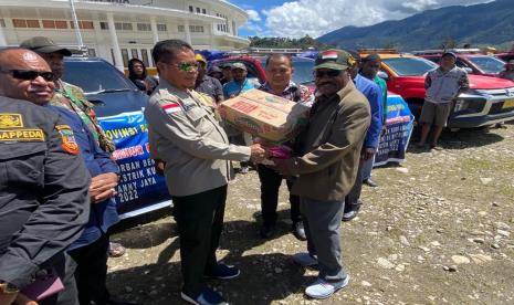 Sekretaris Daerah (Sekda) Provinsi Papua Ridwan Rumasukun dan Penjabat (Pj.) Bupati Lanny Jaya Petrus Wakerkwa turun langsung mengatasi dampak bencana alam hujan es yang melanda sejumlah kampung di Distrik Kuyawage Kabupaten Lanny Jaya.