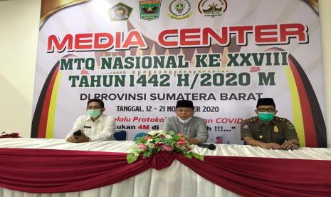 Sekretaris Daerah (Sekda) Provinsi Sumatera Barat, Alwis (tengah). Sekretaris Daerah Provinsi Sumatra Barat Alwis mengatakan pihaknya siap memberikan sanksi Kalaksa BPBD Sumbar Erman Rahman. Sanksi ini diberikan setelah Pemprov Sumbar melakukan tindaklanjut dari rekomendasi DPRD mengenai adanya temuan penyimpangan dana penanganan covid-19 Sumbar.