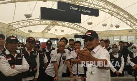 Sekretaris Daker Bandara Abdillah memberi pengarahan bagi petugas yang bakal menyambut jamaah haji Indonesia yang mulai tiba Senin (17/7) ini di Bandara Amir Muhammad bin Abdulaziz, Madinah, Senin (16/7)