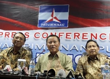 Sekretaris Dewan Kehormatan Partai Demokrat, Amir Syamsuddin (tengah), bersama anggota Dewan Kehormatan PD, Jero Wacik (kiri),dan EE Mangindaan (kanan), saat memberikan keterangan pers di Jakarta, Senin (23/5) malam.