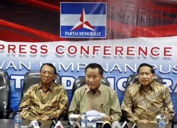 Sekretaris Dewan Kehormatan Partai Demokrat, Amir Syamsuddin (tengah) bersama EE. Mangidaan (kanan) dan Jero Wacik saat mengumumkan pemberhentian Nazaruddin.