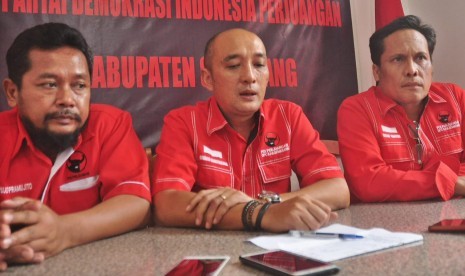 Sekretaris Dewan Pimpinan Cabang (DPC) PDIP Kabupaten Semarang, Bondan Marutohening (tengah).