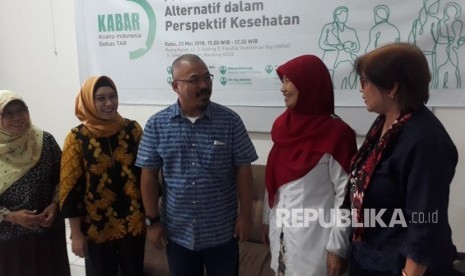 Sekretaris Dinas Kesehatan (Dinkes) Kota Bandung Nina Manarosana, menjadi pembicara dalam diskusi yang digelar Koalisi Indonesia Bebas TAR (KABAR) dalam gelaran KABAR Roadshow, di Kampus Fakultas Kedokteran Gigi Unpad, Rabu petang (23/5).