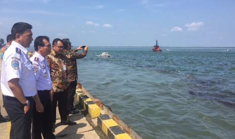  Sekretaris Direktorat Jenderal Perhubungan Laut Kapten Rudiana saat melakukan tinjauan langsung ke lokasi tumpahan minyak didampingi Kepala KSOP Kelas I Balikpapan dan General Manager PT Pelindo Balikpapan.