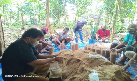 Sekretaris Disnaker Kabupaten Lebak Oktavianto Arief Ahmad (kiri) saat memberikan pelatihan budidaya jamur tiram.