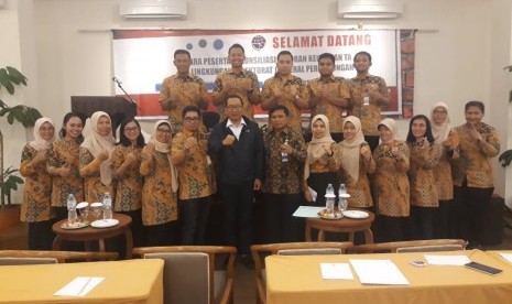 Sekretaris Ditjen Perhubungan Laut Arif Toha fotobersama usai acara Rekonsiliasi penyusunan Laporan Keuangan Tahun Anggaran 2019 di Bandung, Senin (13/1) malam.