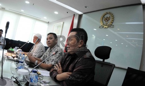 Sekretaris Fraksi Golkar , Bambang Soesatyo (kanan), Inisiator Gerakan Masyarakat Sipil anti Pecah Belah Partai Politik Adhie M. Masardi (tengah) serta peserta Musyawarah Nasional Ancol, Slamet (kiri) memberikan keterangan kepada wartawan