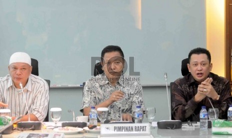 Sekretaris Fraksi Golkar , Bambang Soesatyo (kanan), Inisiator Gerakan Masyarakat Sipil anti Pecah Belah Partai Politik Adhie M. Masardi (tengah) serta peserta Musyawarah Nasional Ancol, Slamet (kiri) memberikan keterangan kepada wartawan