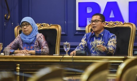 Sekretaris Fraksi PAN di DPR Yandri Susanto (kanan) didampingi anggota Fraksi PAN Andi Yuliani Paris (kiri) melakukan konferensi pers di Kompleks Parlemen, Senayan, Jakarta, Rabu (22/2). 