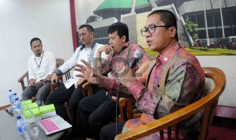  Sekretaris fraksi PAN, Yandri Susanto (kanan), Direktur Center for Budget Analysis Uchok Sky Khadafi (kedua kanan), Ketua Panitia Perancang Undang-Undang DPD Gede Pasek Suardika (kedua kiri) menjadi pembicara dalam dialektika demokrasi di Kompleks Parleme