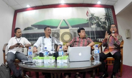 Sekretaris fraksi PAN, Yandri Susanto (kanan), Direktur Center for Budget Analysis Uchok Sky Khadafi (kedua kanan), Ketua Panitia Perancang Undang-Undang DPD Gede Pasek Suardika (kedua kiri) menjadi pembicara dalam dialektika demokrasi di Kompleks Parlemen