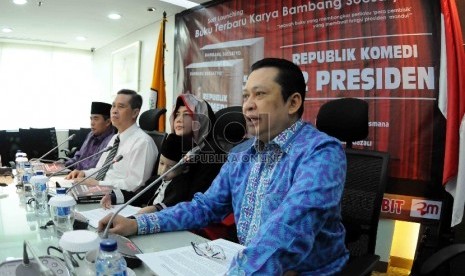 Sekretaris Fraksi Partai Golkar Bambang Soesatyo (kanan), Ketua Fraksi Partai Golkar di DPR Ade Komarudin (kiri) memberikan keterangan kepada pers saat peluncuran buku bertajuk 