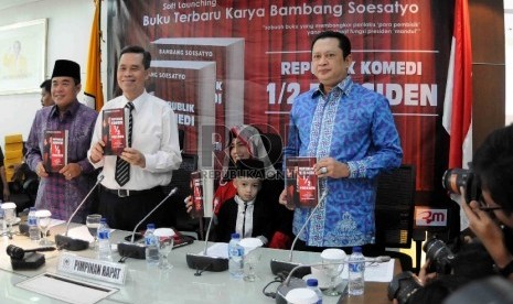 Sekretaris Fraksi Partai Golkar Bambang Soesatyo (kanan), Ketua Fraksi Partai Golkar di DPR Ade Komarudin (kiri) memberikan keterangan kepada pers saat peluncuran buku bertajuk 