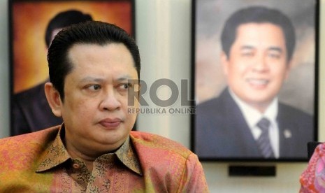 Sekretaris Fraksi Partai Golkar Bambang Soesatyo menyampaikan penjelasan mengenai mengesahkan Golkar kubu Agung Laksono oleh Menteri Hukum dan Hak Asasi Manusia Yasonna H Laoly di Kompleks Gedung Parlemen, Jakarta, Selasa (24/3). 