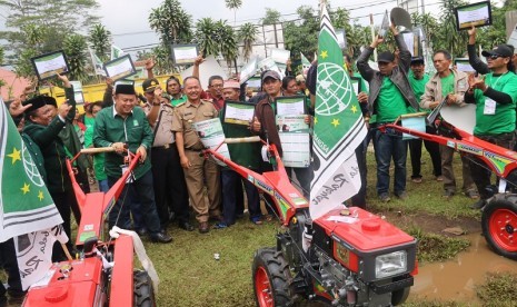 Sekretaris Fraksi PKB DPR Cucun A Syamsulrijal saat memberikan alat mesin pertanian (alsintan) kepada para petani di Kabupaten Bandung Barat, Jawa Barat, Selasa (18/12).