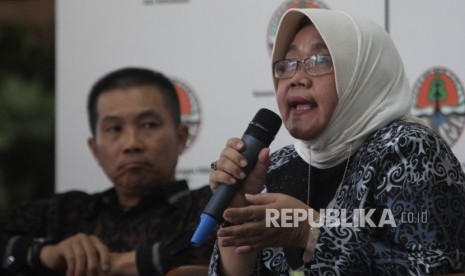 Sekretaris Jederal Asosiasi Pengusaha Ritel Indonesia (Aprindo) Tutung Rahanta (kiri), bersama Dirjen Pengelolaa sampah, limbah dan bahan beracun berbahaya (PSLB3) Tuti Hendrawati Mintarsih (kanan) saat memberikan keterangan pers terkait agenda menyambut h