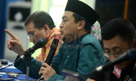 Sekretaris Jend Majelis Intelektual dan Ulama Muda Indonesia (MIUMI), Ustadz Bachtiar Nassir (tengah) memberikan informasi terkait perkembangan Gaza saat press conference 