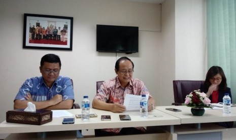 Sekretaris Jenderal Asosiasi Industri Olefin, Plastik dan Aromatik Indonesia (Inaplas) Fajar Budiyono (kiri) dan Wakil Ketua Umum Inaplas Suhat Miyarso (tengah) dalam konferensi pers di Jakarta, Selasa (11/12).