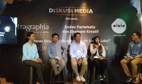 Sekretaris Jenderal Asosiasi Profesional Desain Komunikasi Visual Indonesia (AIDIA) Eka Sofyan Rizal, Direktur PT Astra Graphia Tbk, Mangara Pangaribuan dan Direktur Pengembangan Pasar Dalam Negeri, Deputi Pemasaran Badan Pariwisata dan Ekonomi Kreatif (Baparekraf), Yuana Rochma Astuti dalam diskusi media terkait Peran Desain Grafis untuk Industri Lokal di Yogyatorium Dagadu Djokja, Jumat (19/11).