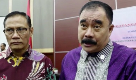 Sekretaris Jenderal Dewan Perwakilan Daerah (DPD), Reydonnyzar Moenek (kanan)